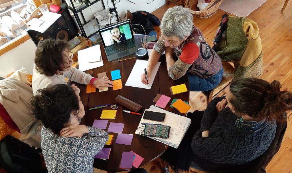 groupe de 4 personnes au travail avec ordinateur